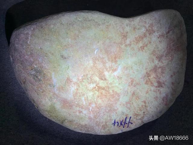 好的翡翠原石黑皮翡翠原石怎么看-第14张图片-翡翠网 好的翡翠原石黑皮翡翠原石怎么看-第14张图片-翡翠网