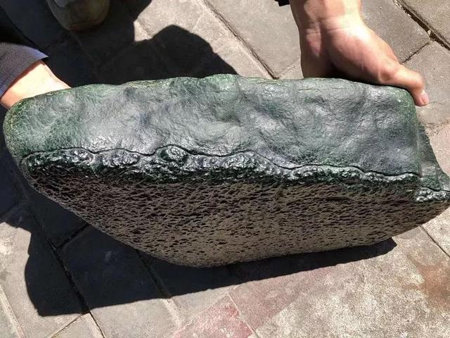 百万翡翠原石切石现场翡翠原石石皮-第2张图片-翡翠网 百万翡翠原石切石现场翡翠原石石皮-第2张图片-翡翠网