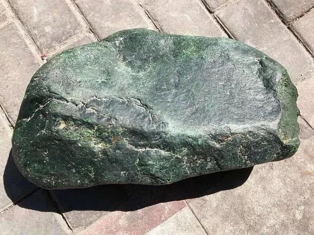 百万翡翠原石切石现场翡翠原石石皮-第3张图片-翡翠网 百万翡翠原石切石现场翡翠原石石皮-第3张图片-翡翠网