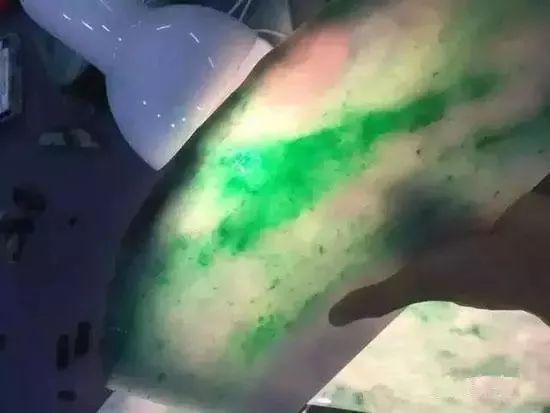 百万翡翠原石切石现场翡翠原石石皮-第6张图片-翡翠网 百万翡翠原石切石现场翡翠原石石皮-第6张图片-翡翠网