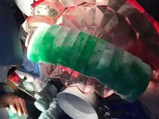 百万翡翠原石切石现场翡翠原石石皮-第9张图片-翡翠网 百万翡翠原石切石现场翡翠原石石皮-第9张图片-翡翠网