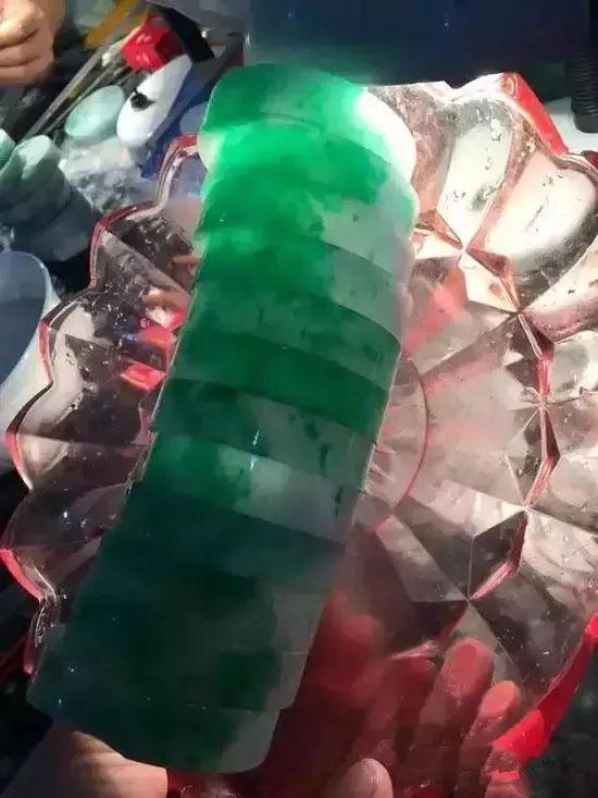 百万翡翠原石切石现场翡翠原石石皮-第10张图片-翡翠网 百万翡翠原石切石现场翡翠原石石皮-第10张图片-翡翠网