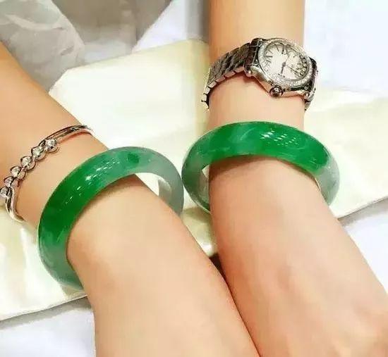 百万翡翠原石切石现场翡翠原石石皮-第12张图片-翡翠网 百万翡翠原石切石现场翡翠原石石皮-第12张图片-翡翠网