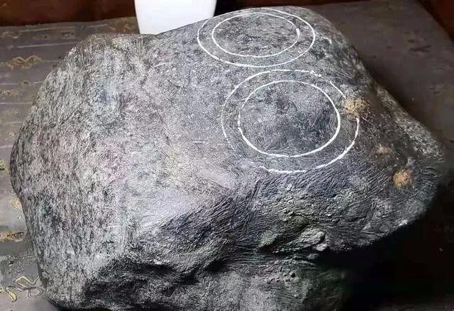 百万翡翠原石切石现场翡翠原石石皮-第13张图片-翡翠网 百万翡翠原石切石现场翡翠原石石皮-第13张图片-翡翠网