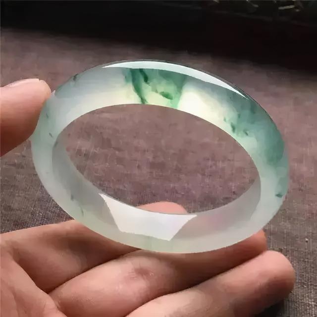 高冰晴底翡翠原石切开,高冰翡翠原石皮壳图解-第9张图片-翡翠网 高冰晴底翡翠原石切开,高冰翡翠原石皮壳图解-第9张图片-翡翠网