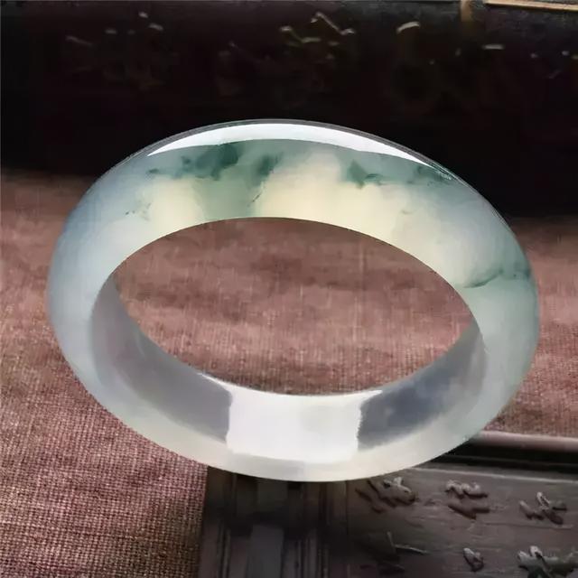 高冰晴底翡翠原石切开,高冰翡翠原石皮壳图解-第11张图片-翡翠网 高冰晴底翡翠原石切开,高冰翡翠原石皮壳图解-第11张图片-翡翠网