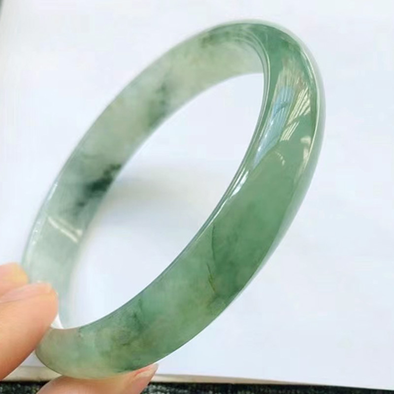 2万买了个豆种翡翠手镯冰油青种翡翠手镯价格-第1张图片-翡翠网 2万买了个豆种翡翠手镯冰油青种翡翠手镯价格-第1张图片-翡翠网
