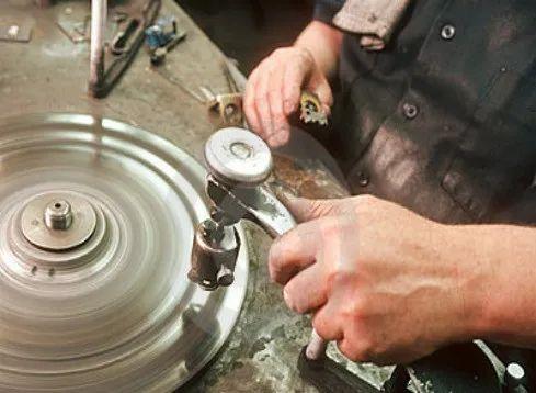 冰种翡翠原石打灯表现冰味翡翠原石切法-第8张图片-翡翠网 冰种翡翠原石打灯表现冰味翡翠原石切法-第8张图片-翡翠网