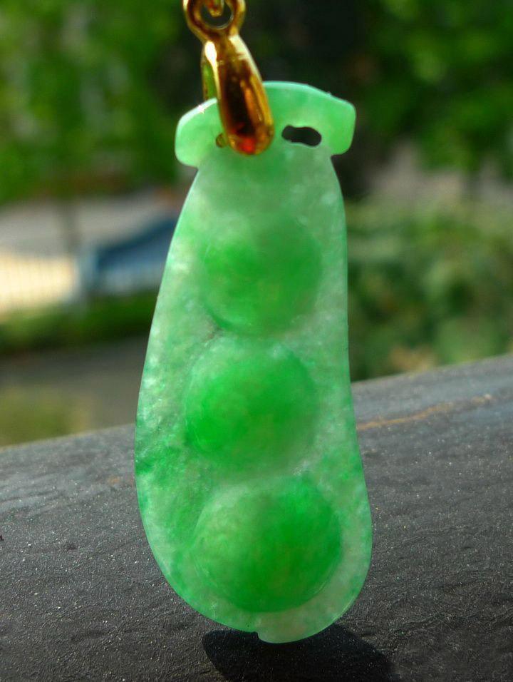 世界上最大的翡翠原石翡翠原石上有金丝线-第2张图片-翡翠网 世界上最大的翡翠原石翡翠原石上有金丝线-第2张图片-翡翠网