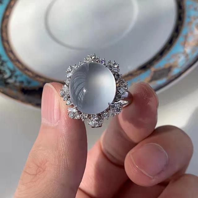 翡翠手镯看起来很脆翡翠手镯常见石纹图片-第1张图片-翡翠网 翡翠手镯看起来很脆翡翠手镯常见石纹图片-第1张图片-翡翠网