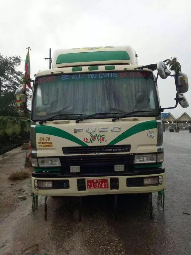 缅甸翡翠原石拍卖,缅甸翡翠原石抓捕-第5张图片-翡翠网 缅甸翡翠原石拍卖,缅甸翡翠原石抓捕-第5张图片-翡翠网