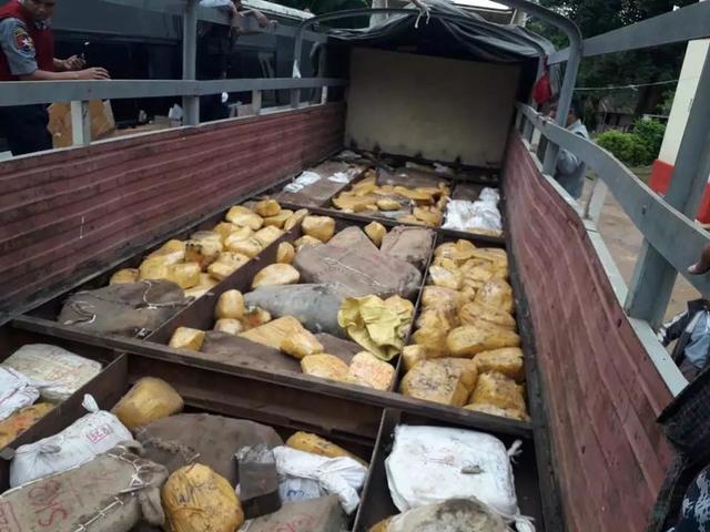 缅甸翡翠原石拍卖,缅甸翡翠原石抓捕-第8张图片-翡翠网 缅甸翡翠原石拍卖,缅甸翡翠原石抓捕-第8张图片-翡翠网