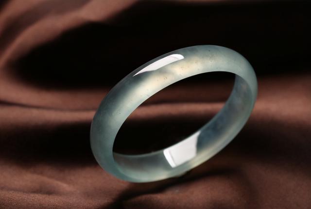 手镯越戴越黄是怎么了翡翠手镯时间长了泛黄-第2张图片-翡翠网 手镯越戴越黄是怎么了翡翠手镯时间长了泛黄-第2张图片-翡翠网