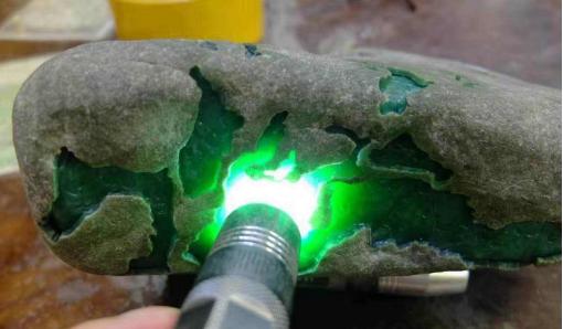 翡翠原石和石纹的区别,江苏翡翠原石纹-第1张图片-翡翠网 翡翠原石和石纹的区别,江苏翡翠原石纹-第1张图片-翡翠网