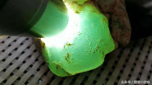 翡翠毛料公盘,木那满色翡翠原石公盘-第10张图片-翡翠网 翡翠毛料公盘,木那满色翡翠原石公盘-第10张图片-翡翠网