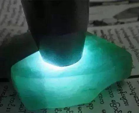 冰种翡翠20原石,2019年翡翠赌石行情-第7张图片-翡翠网 冰种翡翠20原石,2019年翡翠赌石行情-第7张图片-翡翠网