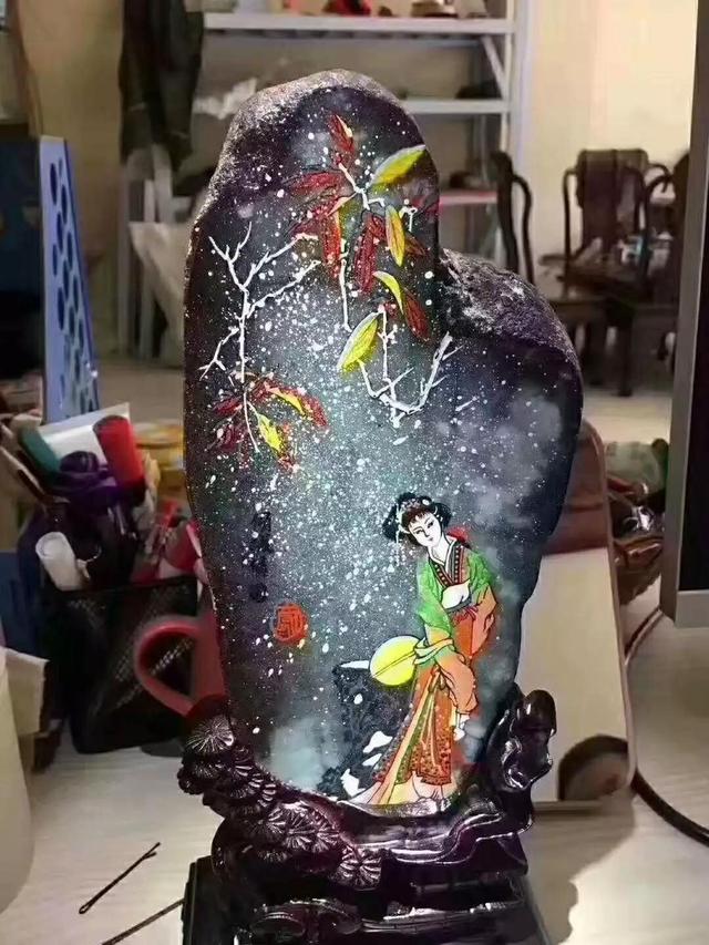 翡翠原石长期泡水,翡翠原石扔鱼缸视频-第2张图片-翡翠网 翡翠原石长期泡水,翡翠原石扔鱼缸视频-第2张图片-翡翠网