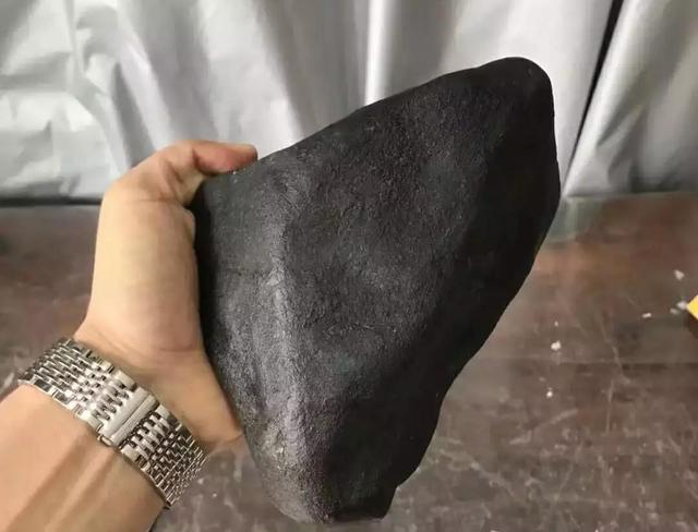 翡翠原石长期泡水,翡翠原石扔鱼缸视频-第5张图片-翡翠网 翡翠原石长期泡水,翡翠原石扔鱼缸视频-第5张图片-翡翠网