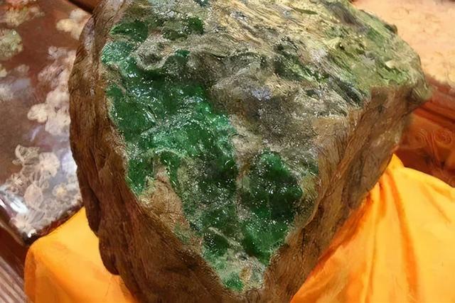 晴水底翡翠原石开窗的简单介绍-第2张图片-翡翠网 晴水底翡翠原石开窗的简单介绍-第2张图片-翡翠网