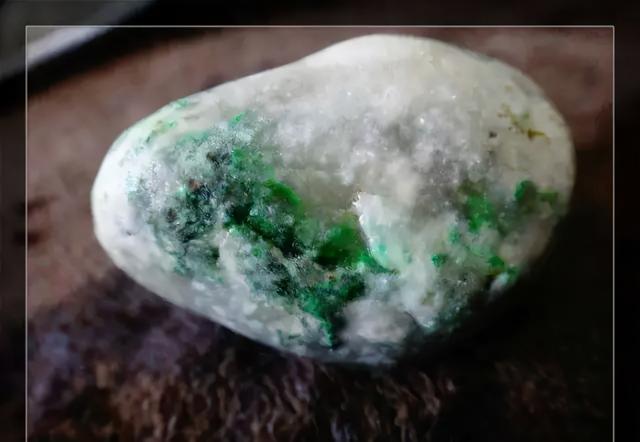 晴水底翡翠原石开窗的简单介绍-第3张图片-翡翠网 晴水底翡翠原石开窗的简单介绍-第3张图片-翡翠网