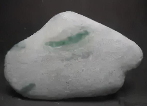 晴水底翡翠原石开窗的简单介绍-第5张图片-翡翠网 晴水底翡翠原石开窗的简单介绍-第5张图片-翡翠网