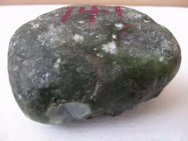 晴水底翡翠原石开窗的简单介绍-第9张图片-翡翠网 晴水底翡翠原石开窗的简单介绍-第9张图片-翡翠网