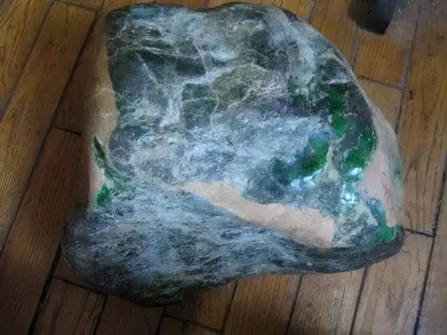 晴水底翡翠原石开窗的简单介绍-第10张图片-翡翠网 晴水底翡翠原石开窗的简单介绍-第10张图片-翡翠网