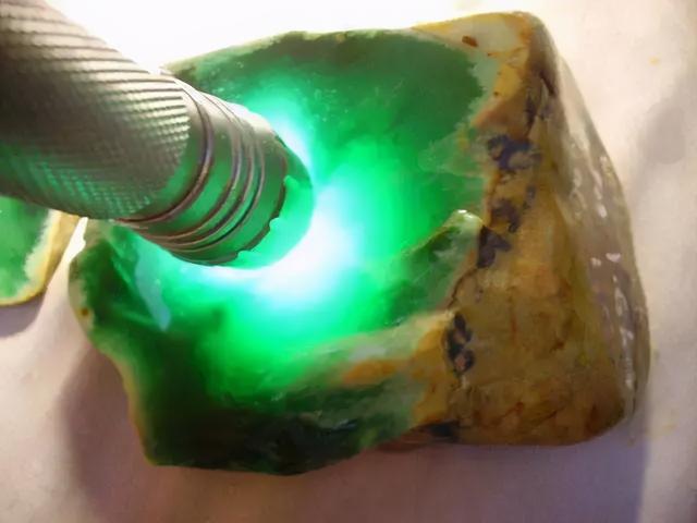 晴水底翡翠原石开窗的简单介绍-第12张图片-翡翠网 晴水底翡翠原石开窗的简单介绍-第12张图片-翡翠网