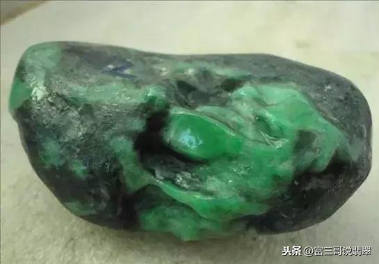 癣加绿翡翠原石有癣的翡翠原石图片-第2张图片-翡翠网