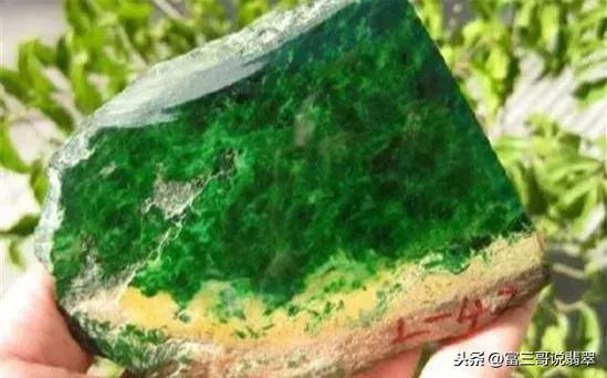 癣加绿翡翠原石有癣的翡翠原石图片-第3张图片-翡翠网