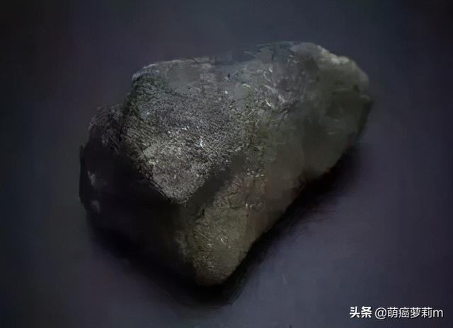 a货翡翠在手电光下图,翡翠原石肉特别白紫色-第1张图片-翡翠网 a货翡翠在手电光下图,翡翠原石肉特别白紫色-第1张图片-翡翠网