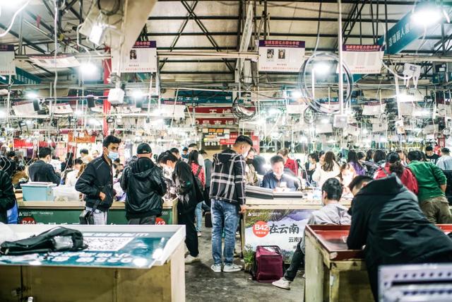 冰种翡翠原石翡翠原石什么是原生矿渣-第12张图片-翡翠网 冰种翡翠原石翡翠原石什么是原生矿渣-第12张图片-翡翠网