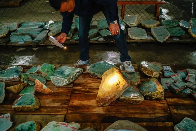 冰种翡翠原石翡翠原石什么是原生矿渣-第26张图片-翡翠网 冰种翡翠原石翡翠原石什么是原生矿渣-第26张图片-翡翠网