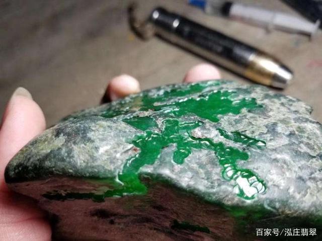 翡翠原石如何观察的简单介绍-第1张图片-翡翠网 翡翠原石如何观察的简单介绍-第1张图片-翡翠网