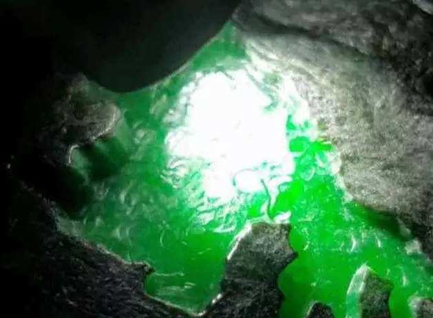 翡翠原石如何观察的简单介绍-第2张图片-翡翠网 翡翠原石如何观察的简单介绍-第2张图片-翡翠网