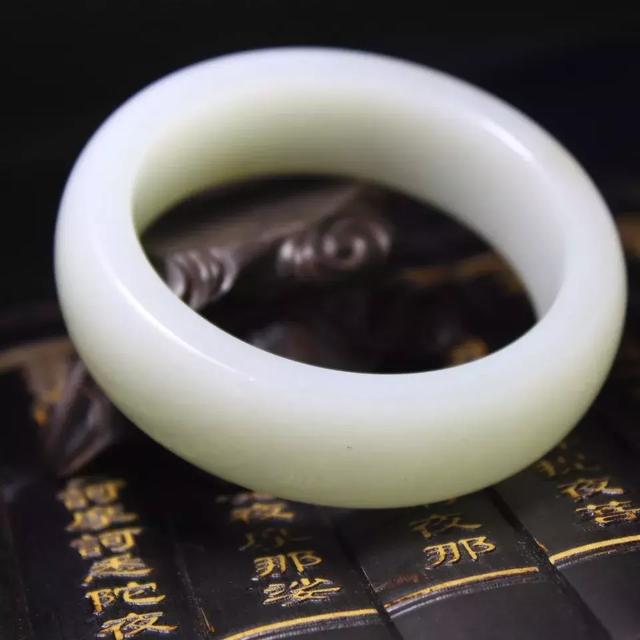 碧玉冰种飘花翡翠手镯价格的简单介绍-第8张图片-翡翠网 碧玉冰种飘花翡翠手镯价格的简单介绍-第8张图片-翡翠网