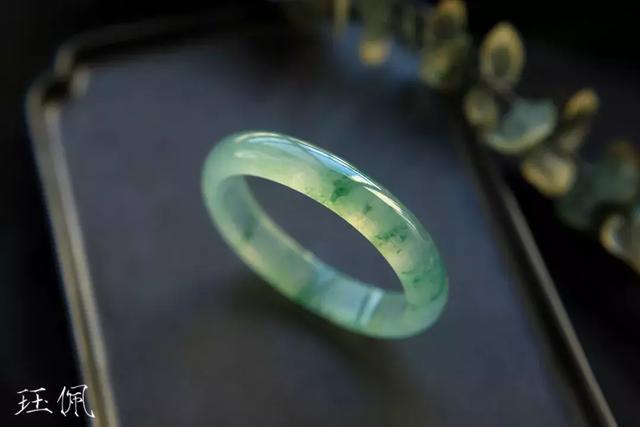 碧玉冰种飘花翡翠手镯价格的简单介绍-第13张图片-翡翠网 碧玉冰种飘花翡翠手镯价格的简单介绍-第13张图片-翡翠网