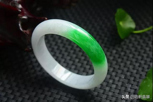 翡翠手镯戴在哪只手好,翡翠白底手镯的特点-第1张图片-翡翠网 翡翠手镯戴在哪只手好,翡翠白底手镯的特点-第1张图片-翡翠网