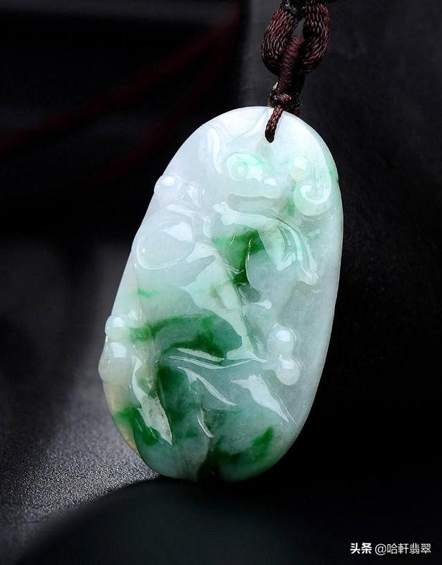 翡翠手镯戴在哪只手好,翡翠白底手镯的特点-第4张图片-翡翠网 翡翠手镯戴在哪只手好,翡翠白底手镯的特点-第4张图片-翡翠网