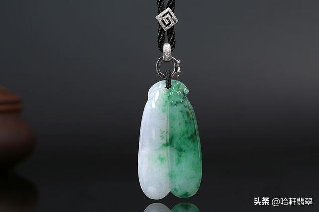 翡翠手镯戴在哪只手好,翡翠白底手镯的特点-第5张图片-翡翠网 翡翠手镯戴在哪只手好,翡翠白底手镯的特点-第5张图片-翡翠网