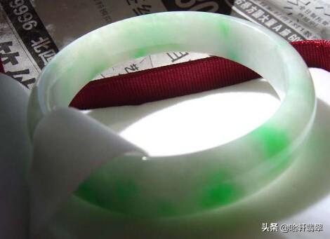 翡翠手镯戴在哪只手好,翡翠白底手镯的特点-第7张图片-翡翠网 翡翠手镯戴在哪只手好,翡翠白底手镯的特点-第7张图片-翡翠网