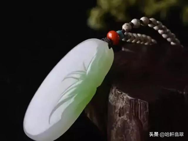 翡翠手镯戴在哪只手好,翡翠白底手镯的特点-第9张图片-翡翠网 翡翠手镯戴在哪只手好,翡翠白底手镯的特点-第9张图片-翡翠网