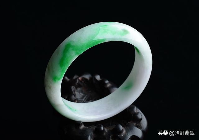 翡翠手镯戴在哪只手好,翡翠白底手镯的特点-第10张图片-翡翠网 翡翠手镯戴在哪只手好,翡翠白底手镯的特点-第10张图片-翡翠网