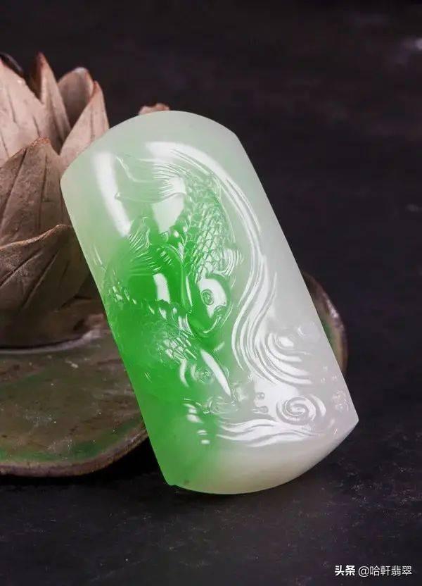 翡翠手镯戴在哪只手好,翡翠白底手镯的特点-第11张图片-翡翠网 翡翠手镯戴在哪只手好,翡翠白底手镯的特点-第11张图片-翡翠网