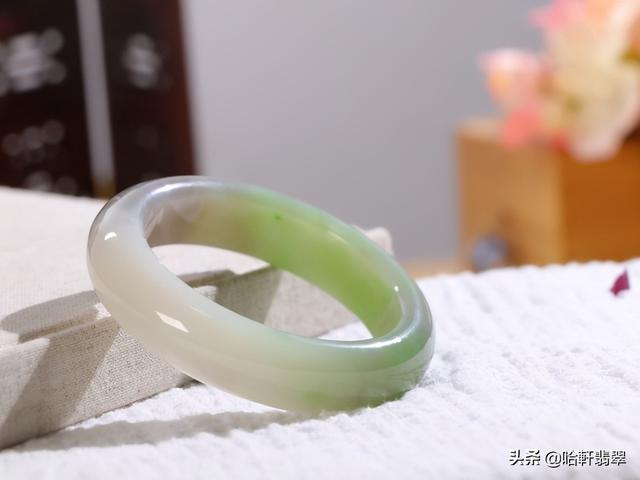 翡翠手镯戴在哪只手好,翡翠白底手镯的特点-第13张图片-翡翠网 翡翠手镯戴在哪只手好,翡翠白底手镯的特点-第13张图片-翡翠网