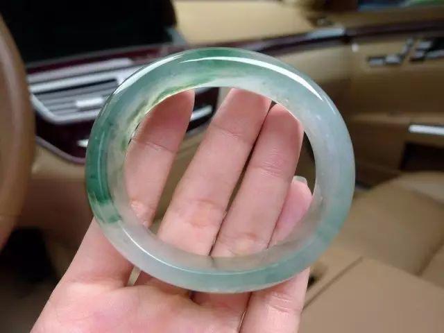 冰糯种手镯在什么价位,老坑冰糯种翡翠手镯中黄翡-第10张图片-翡翠网 冰糯种手镯在什么价位,老坑冰糯种翡翠手镯中黄翡-第10张图片-翡翠网