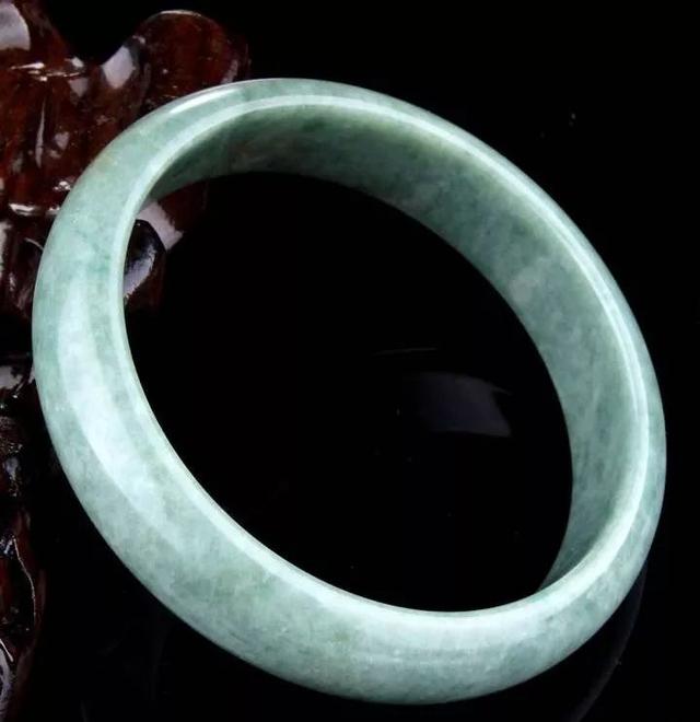 冰糯种手镯在什么价位,老坑冰糯种翡翠手镯中黄翡-第15张图片-翡翠网 冰糯种手镯在什么价位,老坑冰糯种翡翠手镯中黄翡-第15张图片-翡翠网