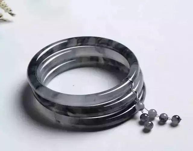 冰糯种手镯在什么价位,老坑冰糯种翡翠手镯中黄翡-第27张图片-翡翠网 冰糯种手镯在什么价位,老坑冰糯种翡翠手镯中黄翡-第27张图片-翡翠网