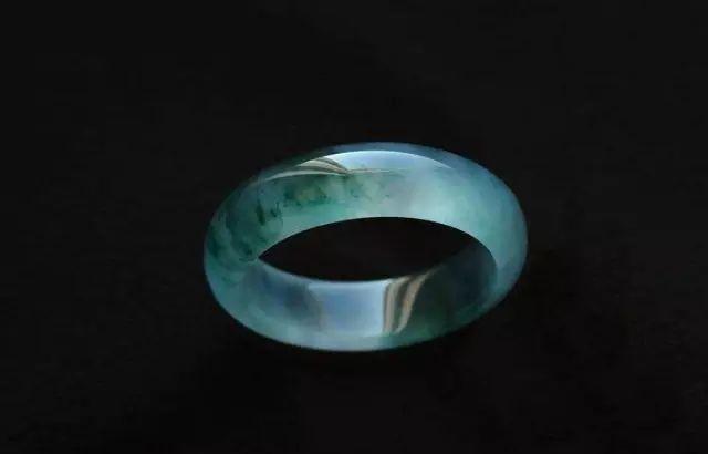 冰糯种手镯在什么价位,老坑冰糯种翡翠手镯中黄翡-第31张图片-翡翠网 冰糯种手镯在什么价位,老坑冰糯种翡翠手镯中黄翡-第31张图片-翡翠网