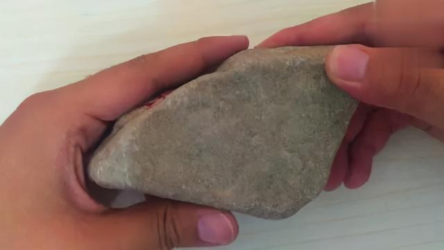 翡翠原石翻沙料知识一块不脱沙的翡翠原石-第3张图片-翡翠网 翡翠原石翻沙料知识一块不脱沙的翡翠原石-第3张图片-翡翠网